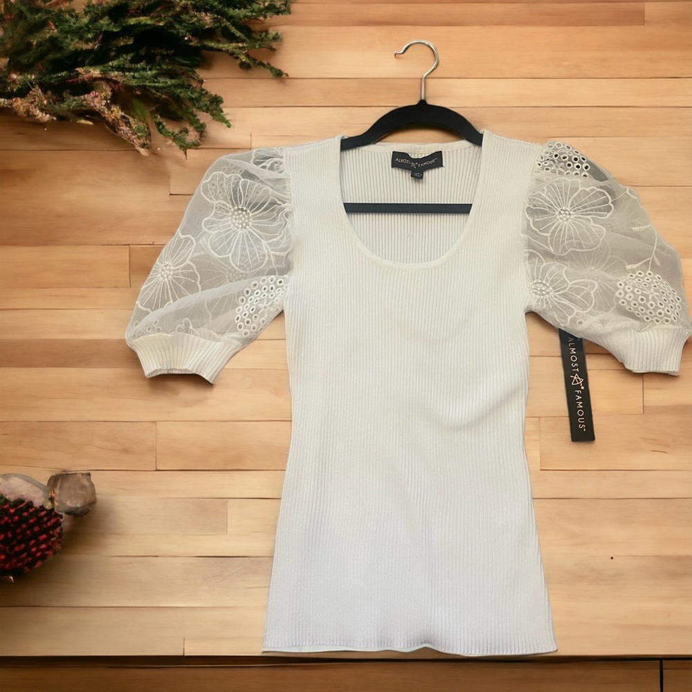 white ruffle armed adorable shirt! 💗⭐️🤍